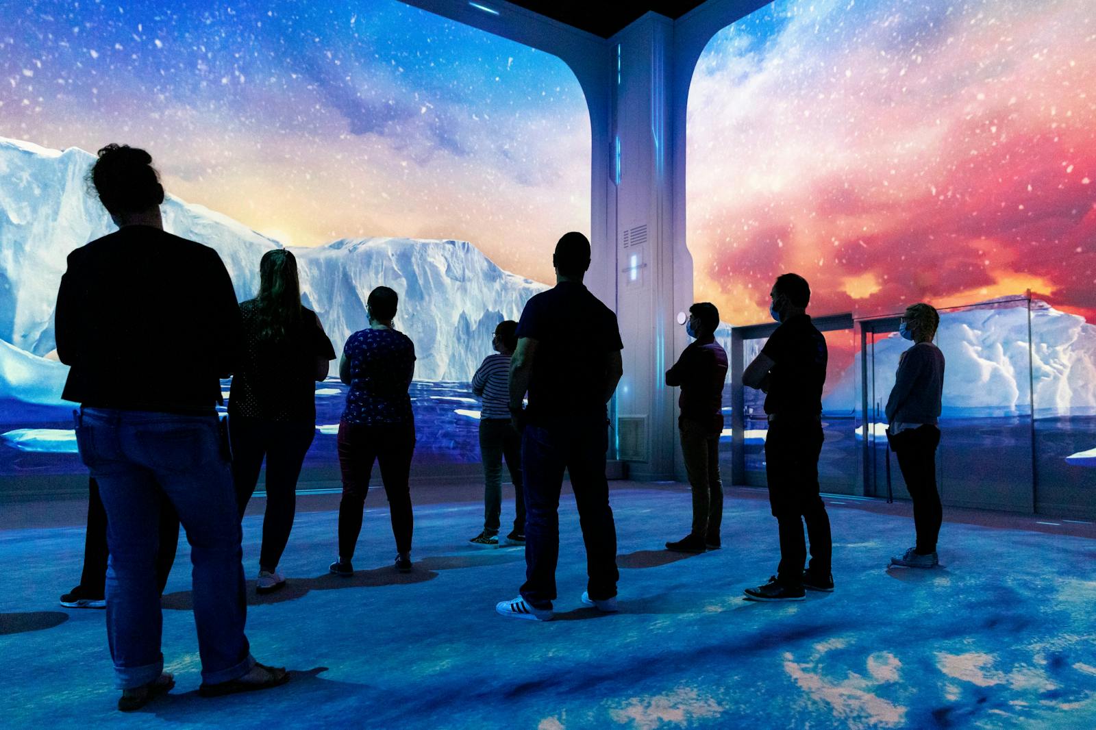 Besøkende beundrer de immersive projeksjonene i Nausicaá